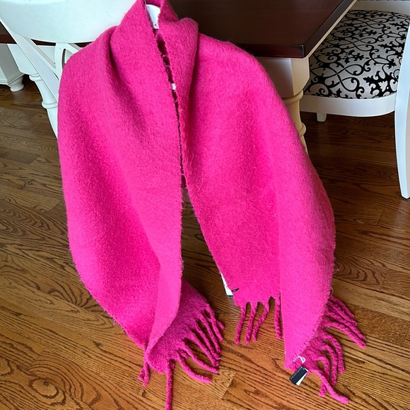 Banana Republic Lofty Large scarf/wrap NWT Soft, thick weave. - Picture 10 of 11